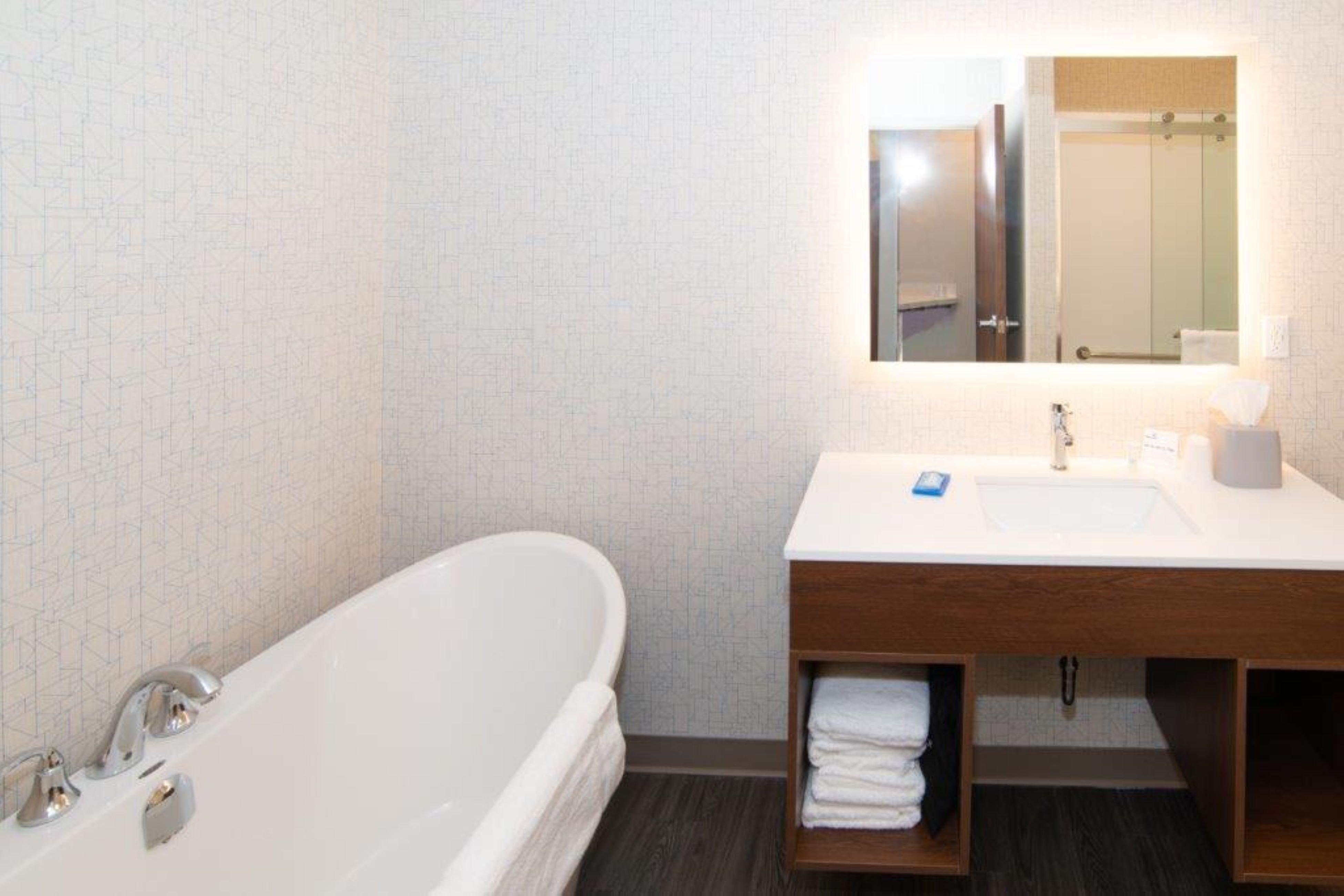Holiday Inn Express & Suites - North Battleford By Ihg Екстериор снимка