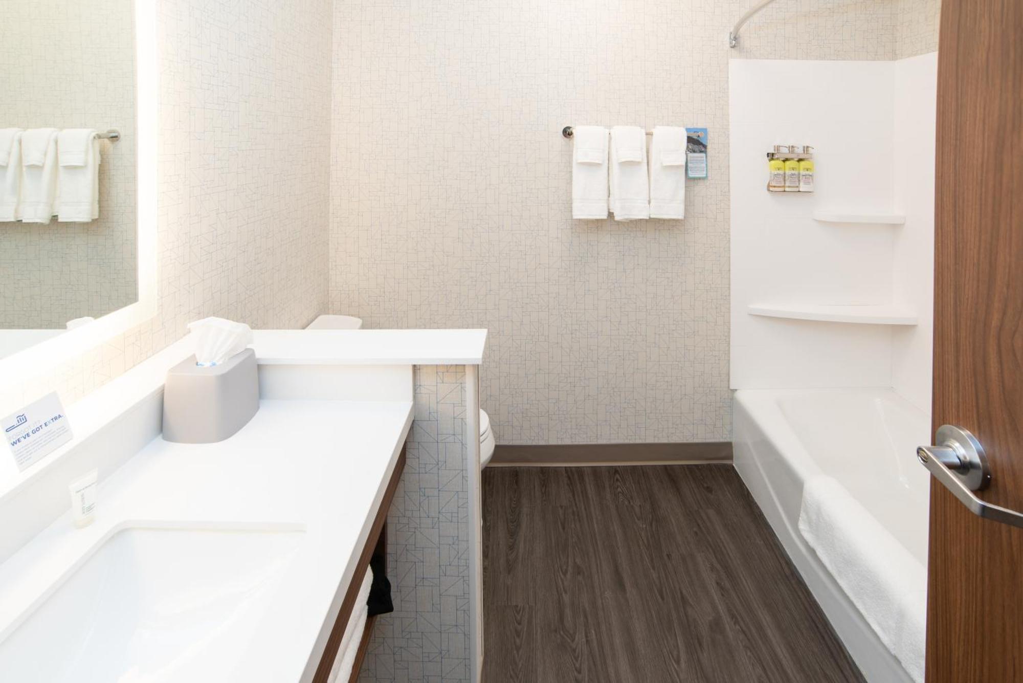 Holiday Inn Express & Suites - North Battleford By Ihg Екстериор снимка